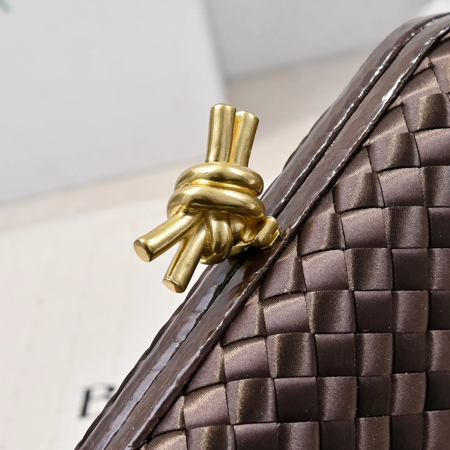 Batch 1460 #BV Knot woven evening bag series ~ Each bag reveals exquisite elegance💫Iconic classic silk weaving➕snake skin trimming with knot buckle, soft and delicate feel. The design is small and exquisite, low-key without logo, elegant and elegant. Paired with evening dress or cheongsam, it has the atmosphere of a famous and wealthy lady. Full of aura and invincible texture💃 Model: 7622 Dimensions: 20x12x5.5